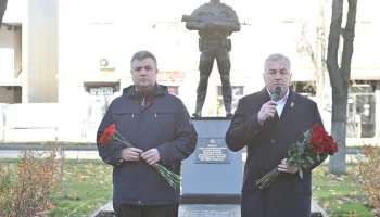 Память воинов спецназа почтили у монумента в Балашихе