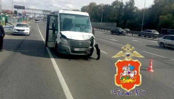 Водитель Infiniti врезался в автобус в Балашихе и скрылся, пострадали четверо
